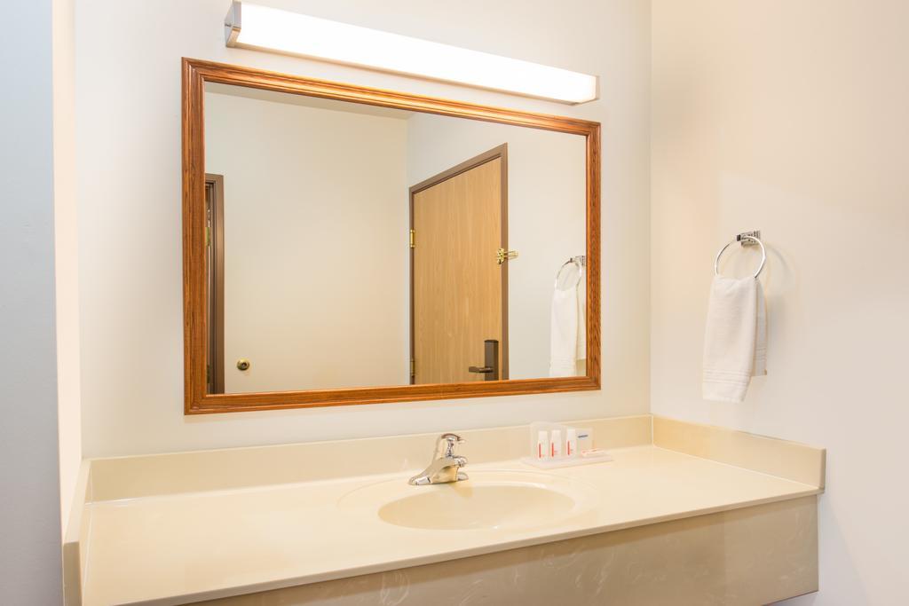 Super 8 By Wyndham Galva Hotel Ngoại thất bức ảnh